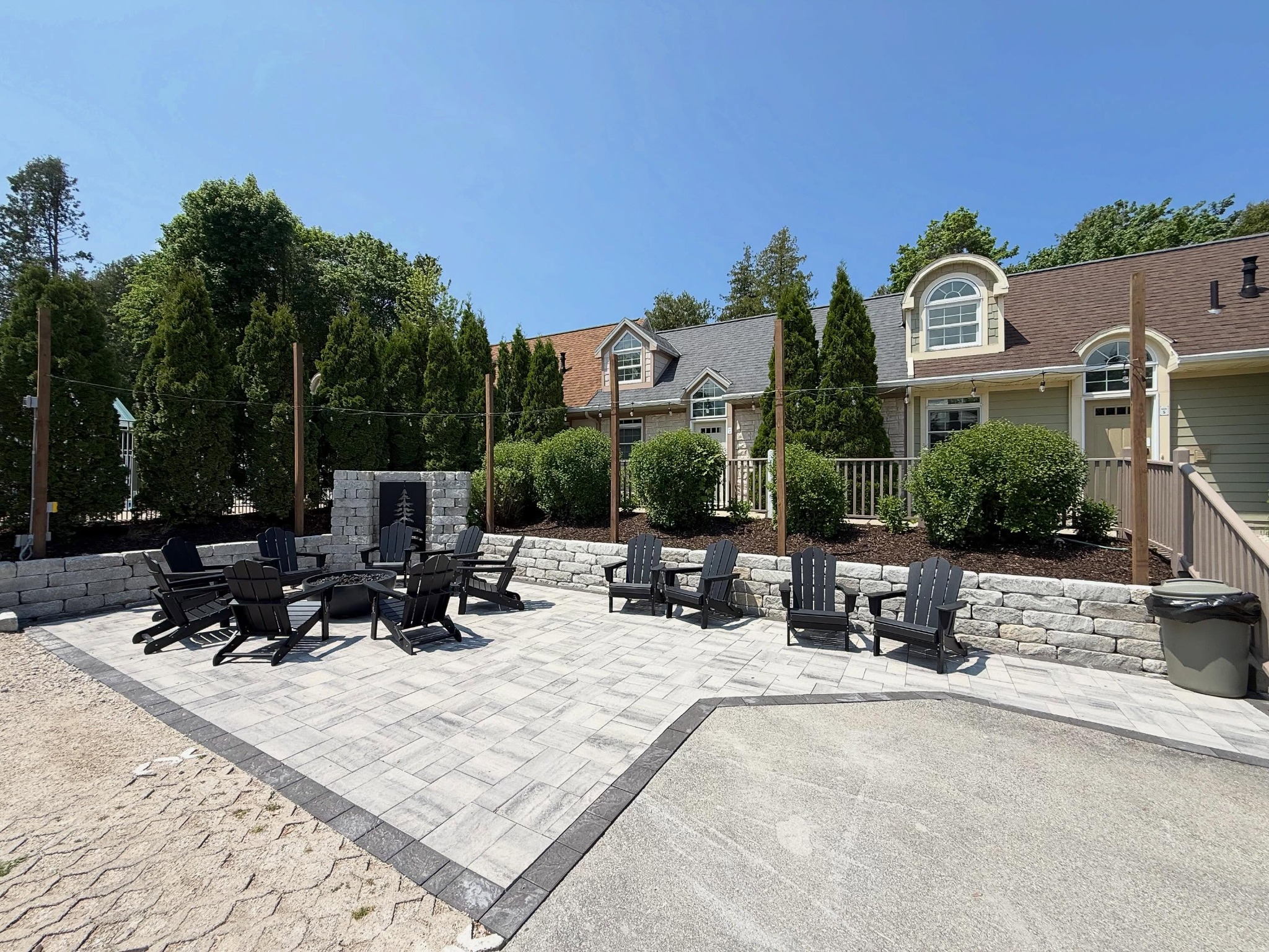 Paver patio and retaining wall